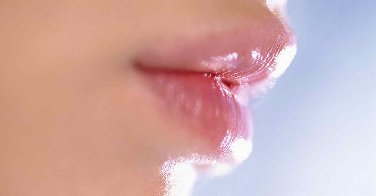 唇の色素沈着はなぜ起こる？原因と自宅でできるケア方法を徹底解説！