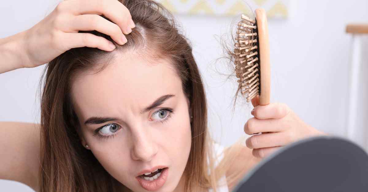 抜け毛が多い原因とは？抜け毛が多いかのチェック方法と効果的な対策を徹底解説！