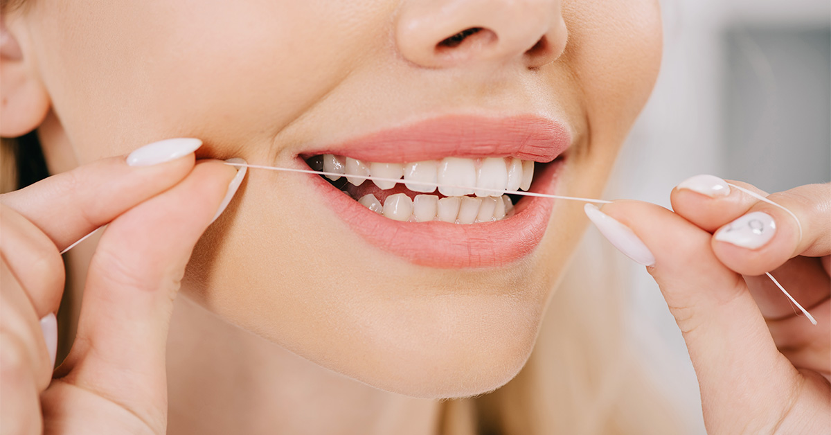 デンタルフロスの使用頻度は?正しい使い方で口臭や病気のない清潔な口内環境を保とう