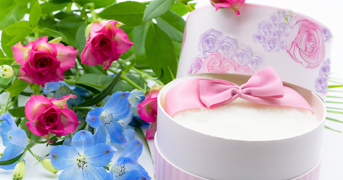 【ボディパウダーとフェイスパウダーの違い】それぞれの使い方を習得してベタつきにアプローチしながらワンランク上の理想肌をゲットしよう