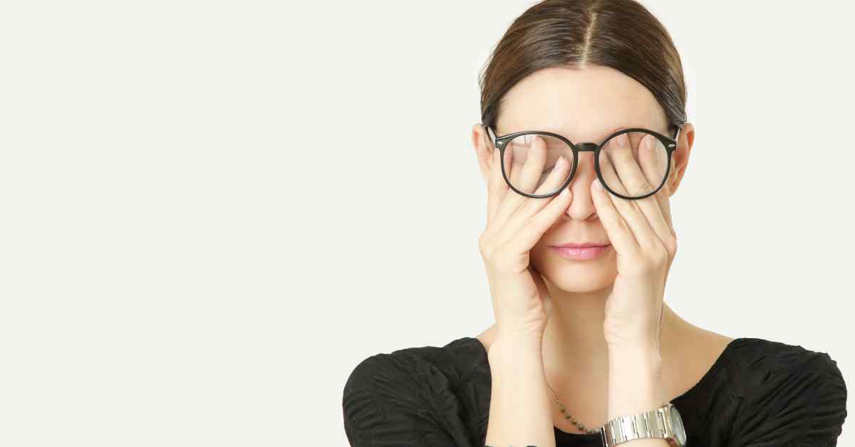 二重を一重にしやすくしてしまうNG行動