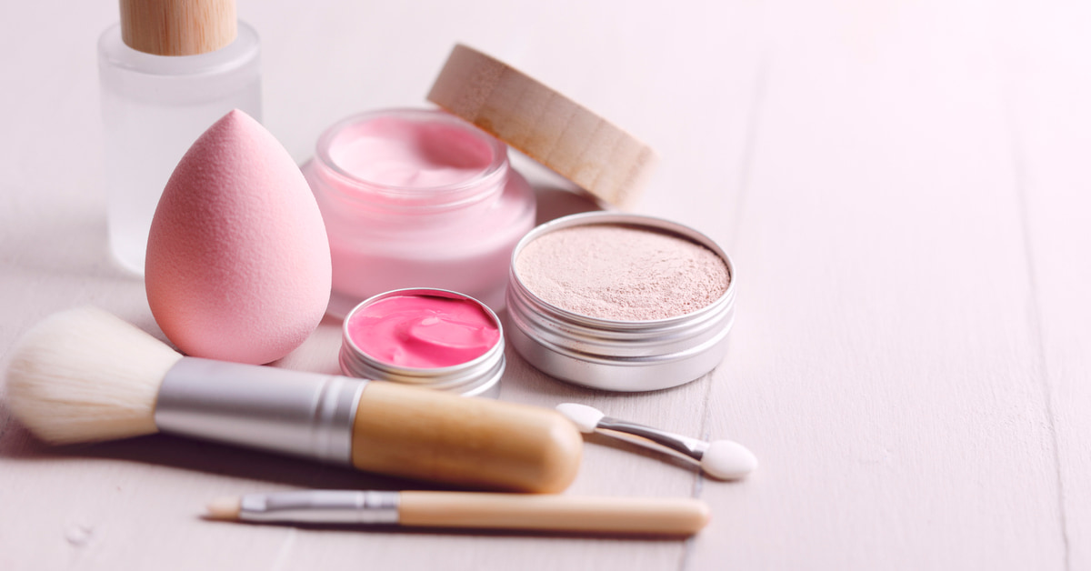 プレストパウダーの選び方は「色付きか」「肌質は何か」「持ち運ぶか」がポイント!