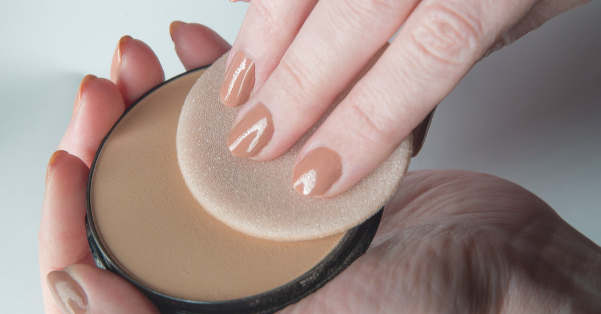 プレストパウダーとルースパウダーの違いは?自然に仕上げたいならプレストパウダーがおすすめ!