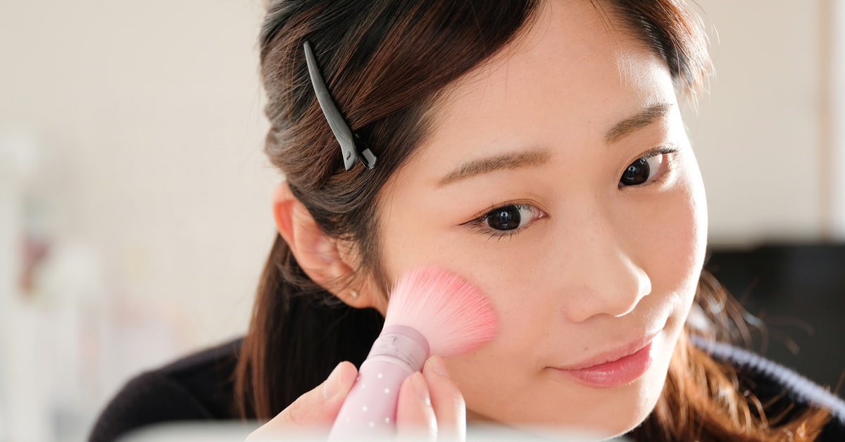 プレストパウダーの効果的な使い方を紹介!つけるアイテムで仕上がりが変わって好みの肌質になれる!