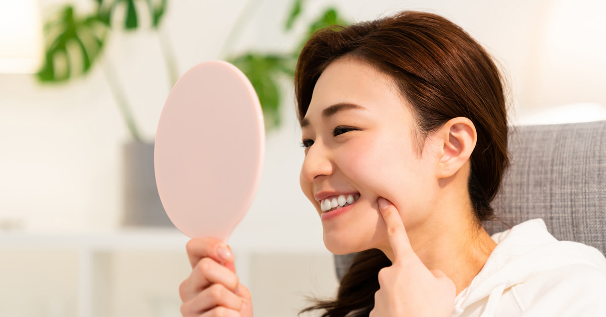 生まれつきでも歯の黄ばみは改善可能!毎日のケアを欠かさずおこなって、白く輝く美しい歯を目指そう♩