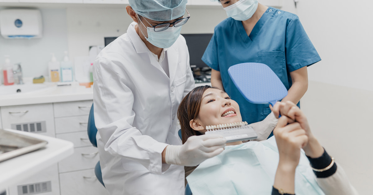 生まれつきの歯の黄ばみを改善する方法はあるの?自宅ケアや歯科医院での改善方法を解説!