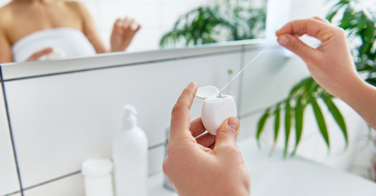 デンタルフロスで歯と歯の間の汚れを除去して清潔な口内環境を保とう