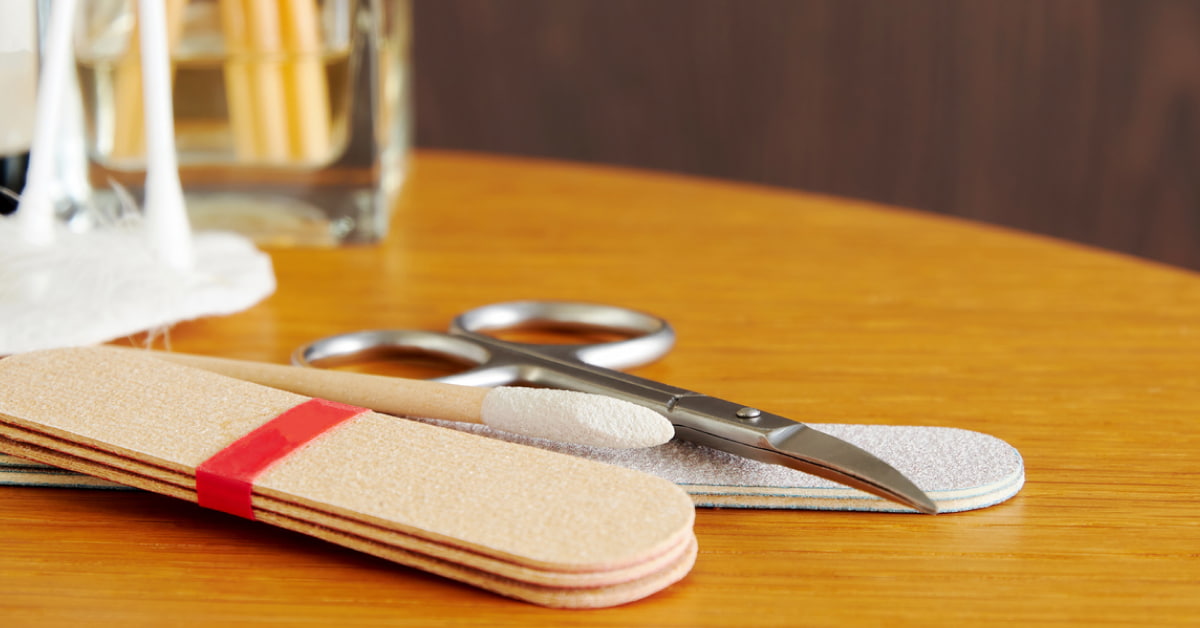 たった一手間で爪へのダメージを最小限に抑える落とし方とは?トップコートを丁寧にオフして爪のトラブルとおさらばしよう!