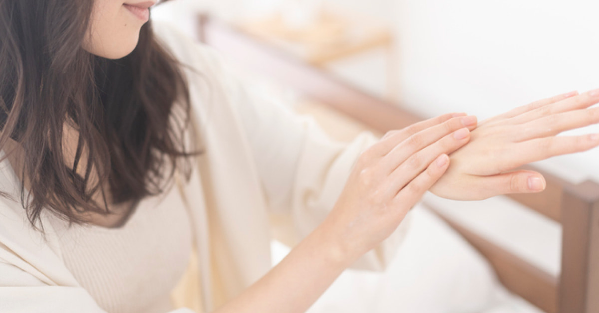 トップコートを塗ってツヤっときれいな爪になれば所作も自然と美しく&美人度UPする♩