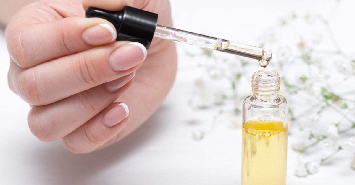 ネイルオイルの効果的な使い方!正しい使い方を知って、乾燥知らずでツヤツヤの爪をゲットしよう!