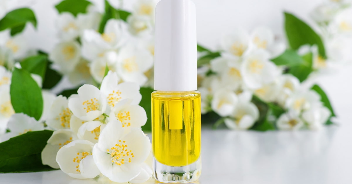 ネイルオイルにはどんな効果があるの?ハンドクリームと上手に使い分けて、手も爪も乾燥知らずのきれいな状態を保とう