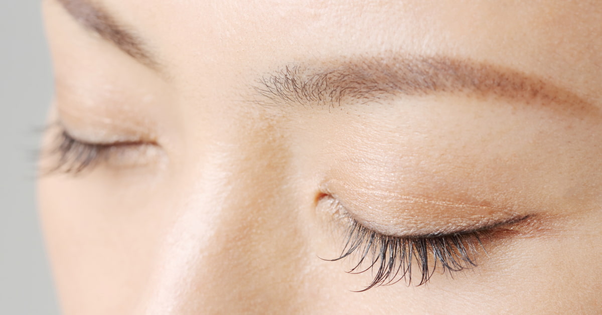 眉ティントは皮脂や汗で眉毛が消えるのを防いで、朝のメイク時短が叶うアイテム
