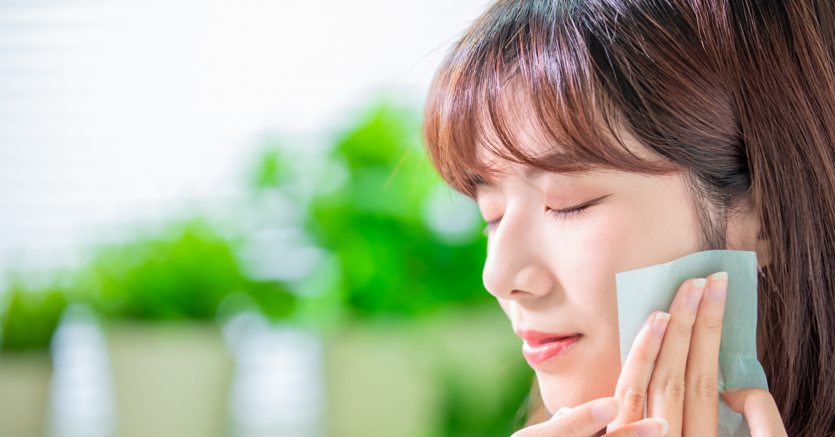 あぶらとり紙の使い方をマスターして急な接近戦にも自信を持とう♩