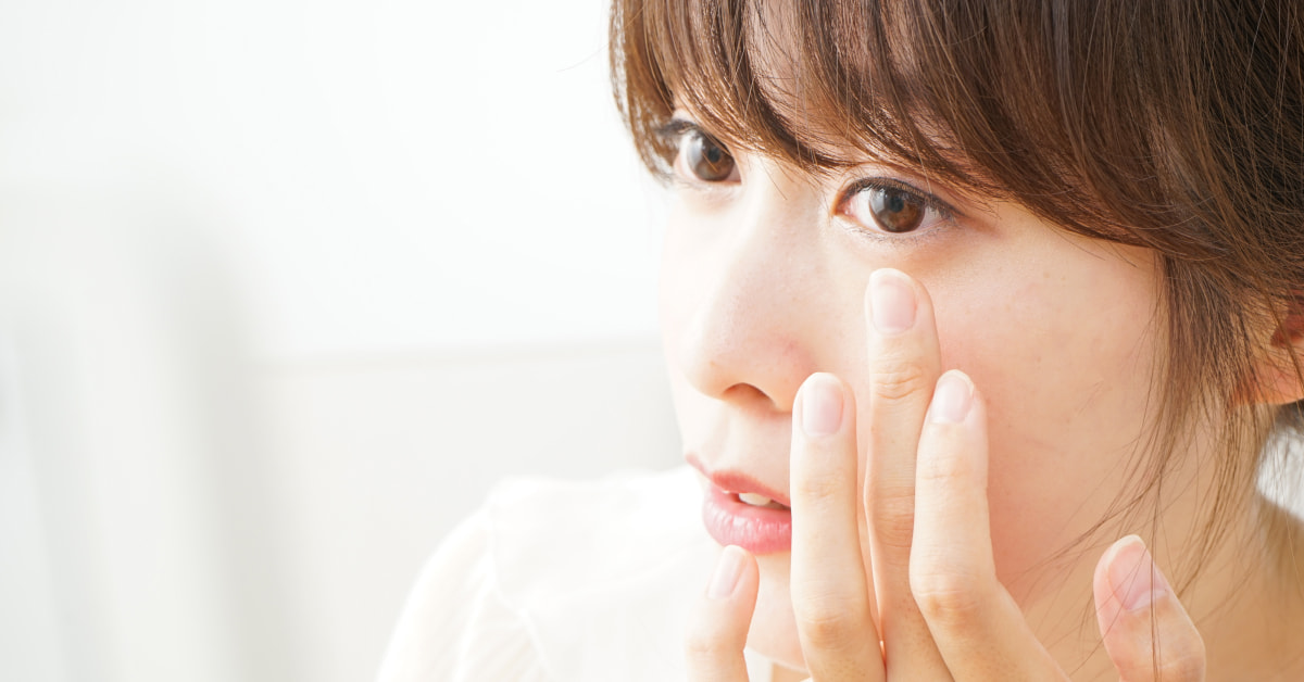 コンシーラーでシミをカバーする基本の使い方を解説◎ファンデーションの前に忍ばせることで色むらがない陶器肌に""