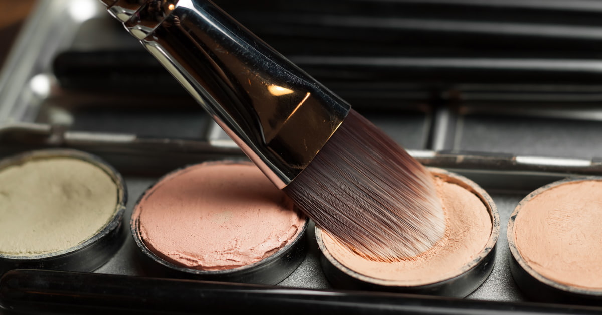 コンシーラーの色選びは隠したいシミの色に合わせて選ぶのがベスト!肌色に合わせて混ぜる方法も◎