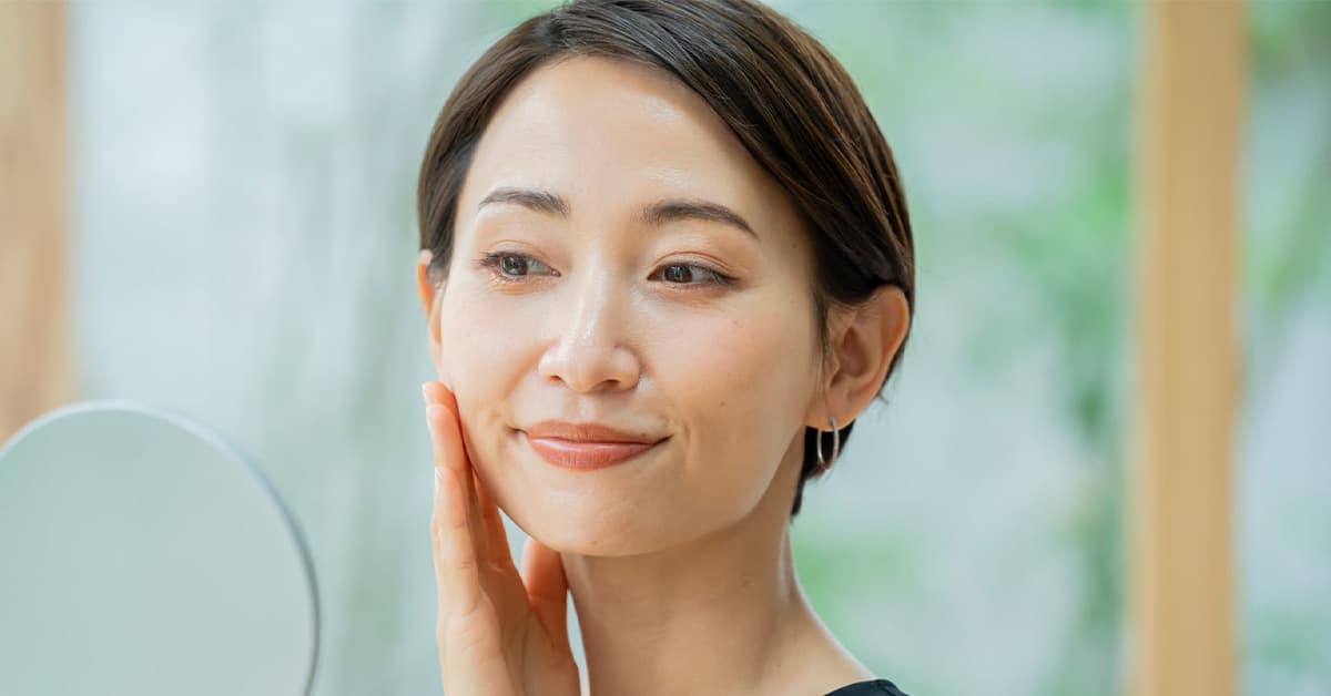 スキンケアをする女性