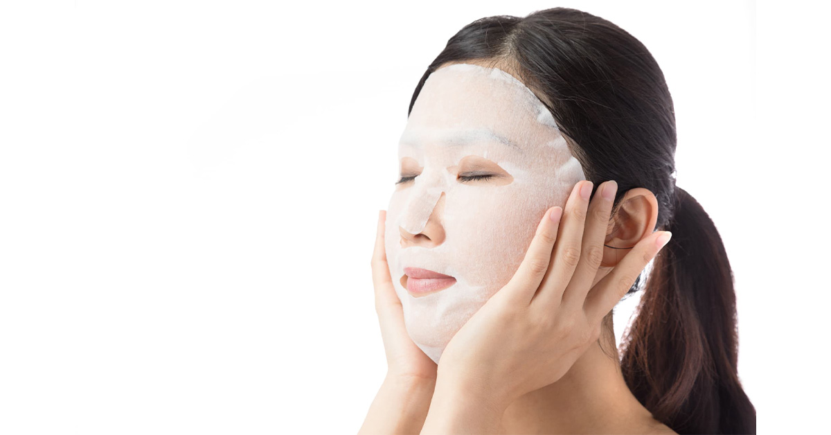 フェイスパックする女性